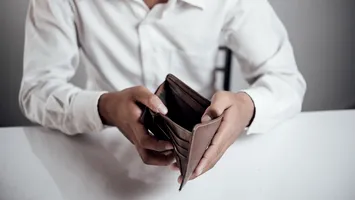 Inflația și TVA-ul mai mare îi fac pe români să reducă cheltuielile și să caute promoții