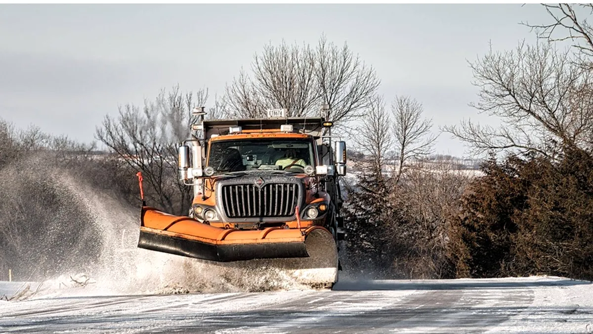 Deszăpezire cu scandal: bunul-simț intră pe contrasens administrativ