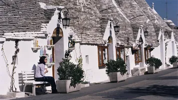 Alberobello, căsuțele „trulli” ale Pugliei: ghidul complet pentru o escapadă în orașul alb al Italiei