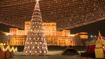 Globuri gigant de 80 de centimetri pe străzile Bucureștiului. Când se aprind luminițele de Crăciun