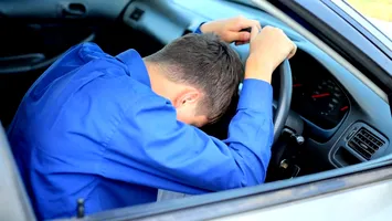 Fiul unui fost candidat la primărie, prins fără permis la volan. Tânărul de 16 ani a furat mașina de lux a părinților
