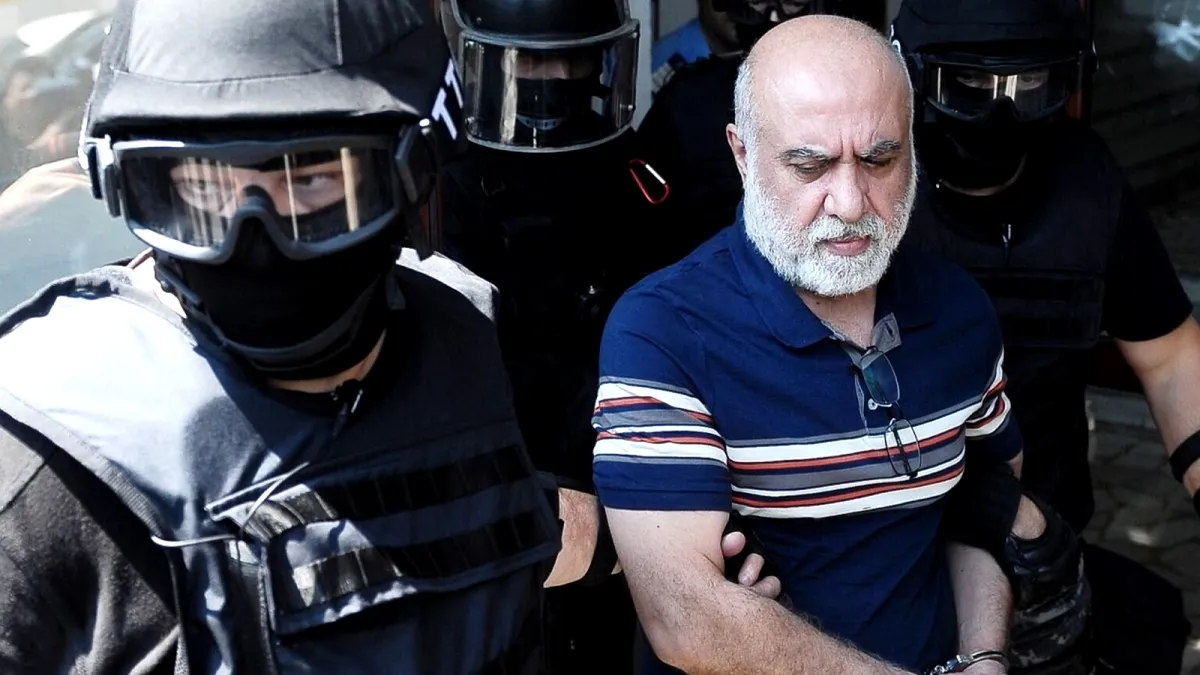 Teroristul Omar Hayssam a fost adus în instanță în scaun cu rotile