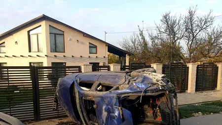 Salvați de centură. Doi tineri din Galați s-au rostogolit cu mașina, după o depășire periculoasă. Mașina, daună totală