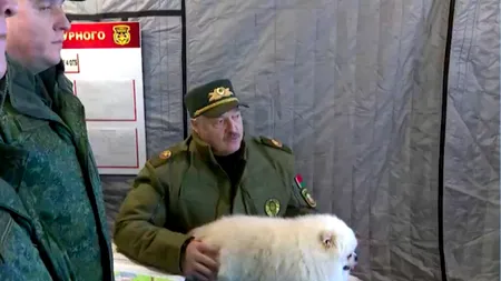 Dictatorul din Belarus vorbește despre atacarea Poloniei! Și-a inspectat trupele împreună cu cățelul său alb și pufos