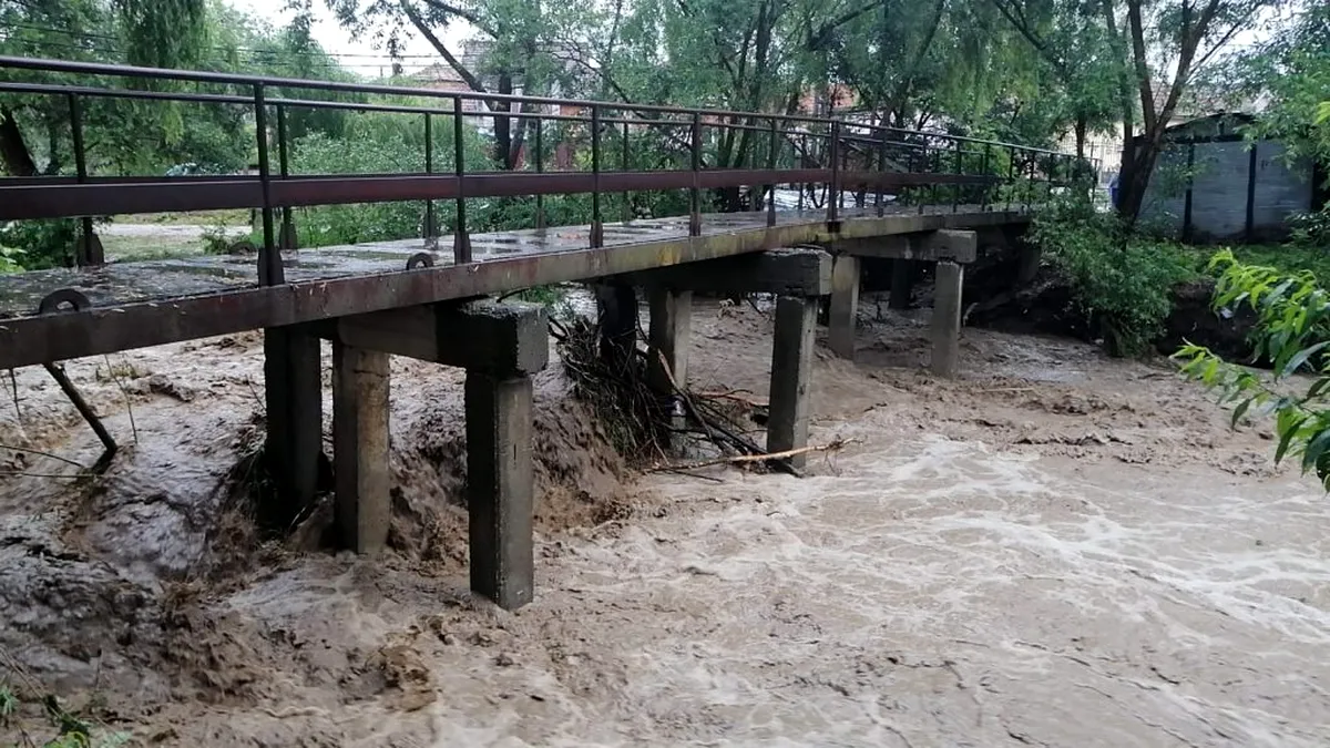 Misiune complexă de salvare a celor 12 persoane izolate, surprinse de creșterea râului Zăbala
