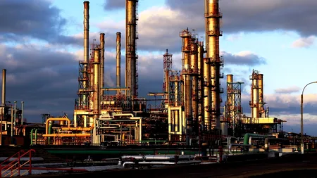 Alertă la Rafinăria Petromidia, unde  două persoane au căzut într-un bazin