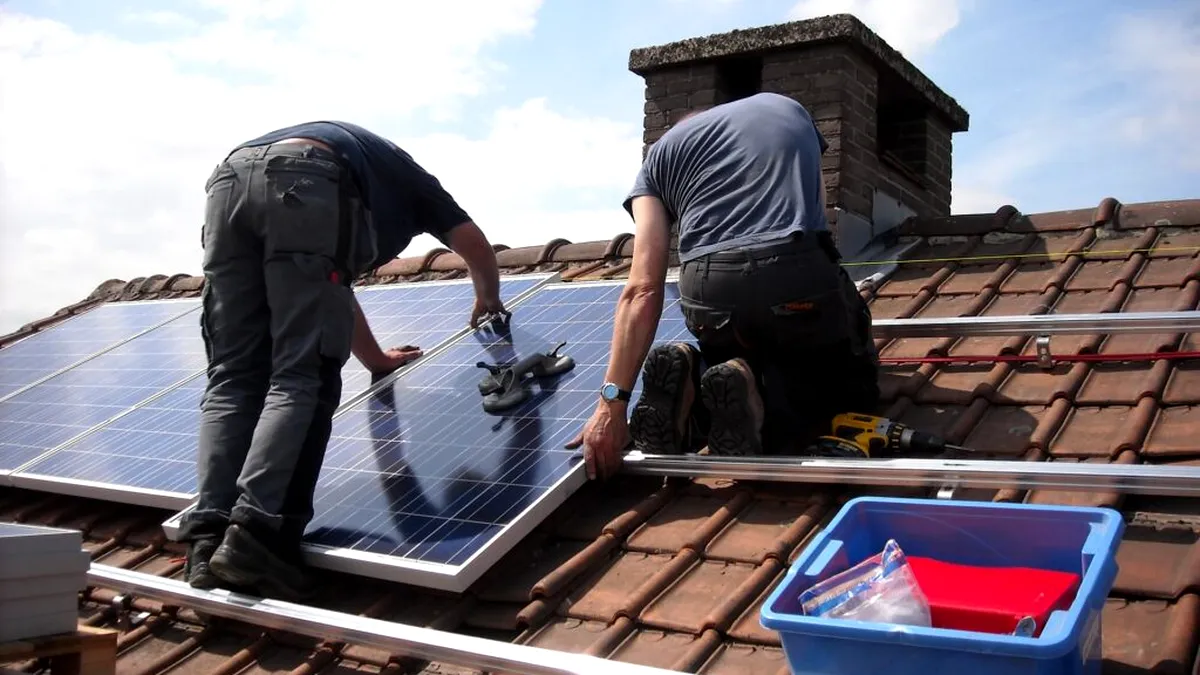 USR critică schema „alandala” de compensare și plafonare la energie: „Puteam instala panouri solare în milioane de curți”