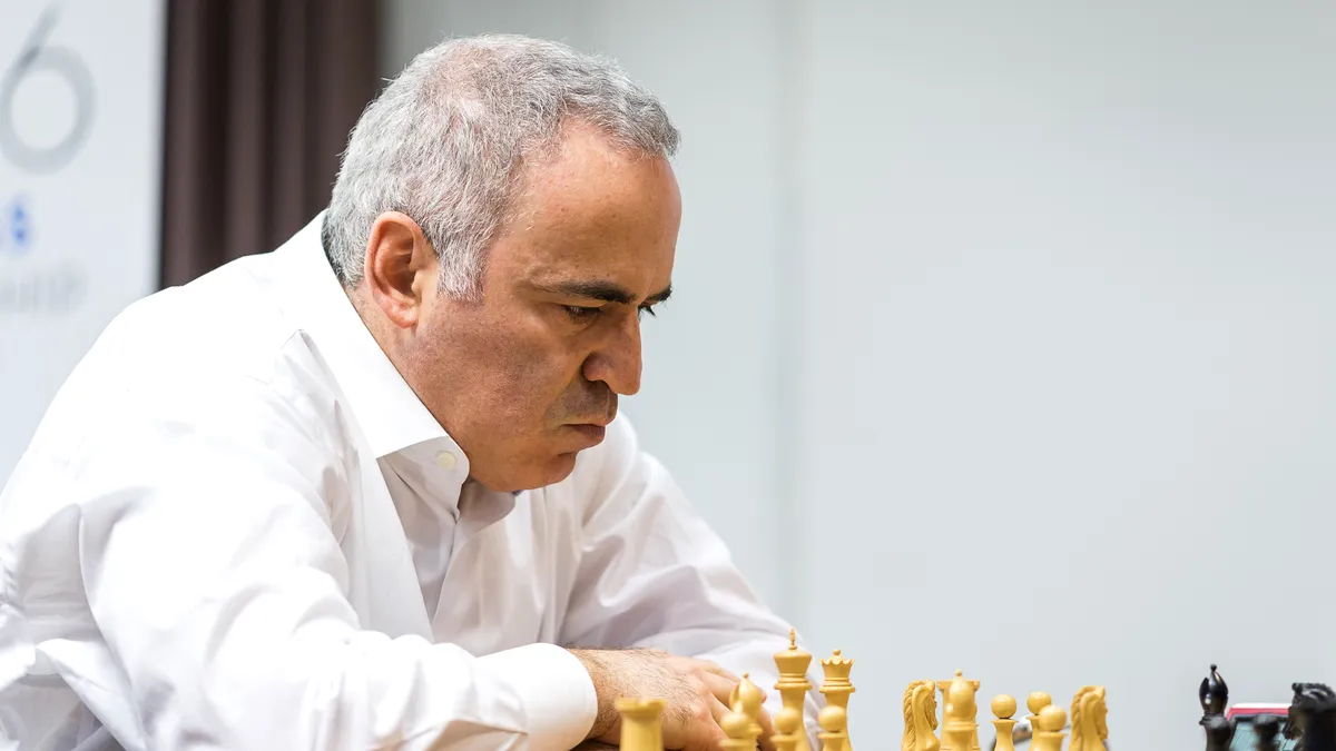 Legendarul șahist Garry Kasparov îi îndeamnă pe români să meargă la vot. „Poți ajunge ca în Rusia sau China!”