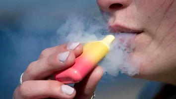 Un proiect de lege propune interzicerea vape-urilor în toate spațiile publice închise