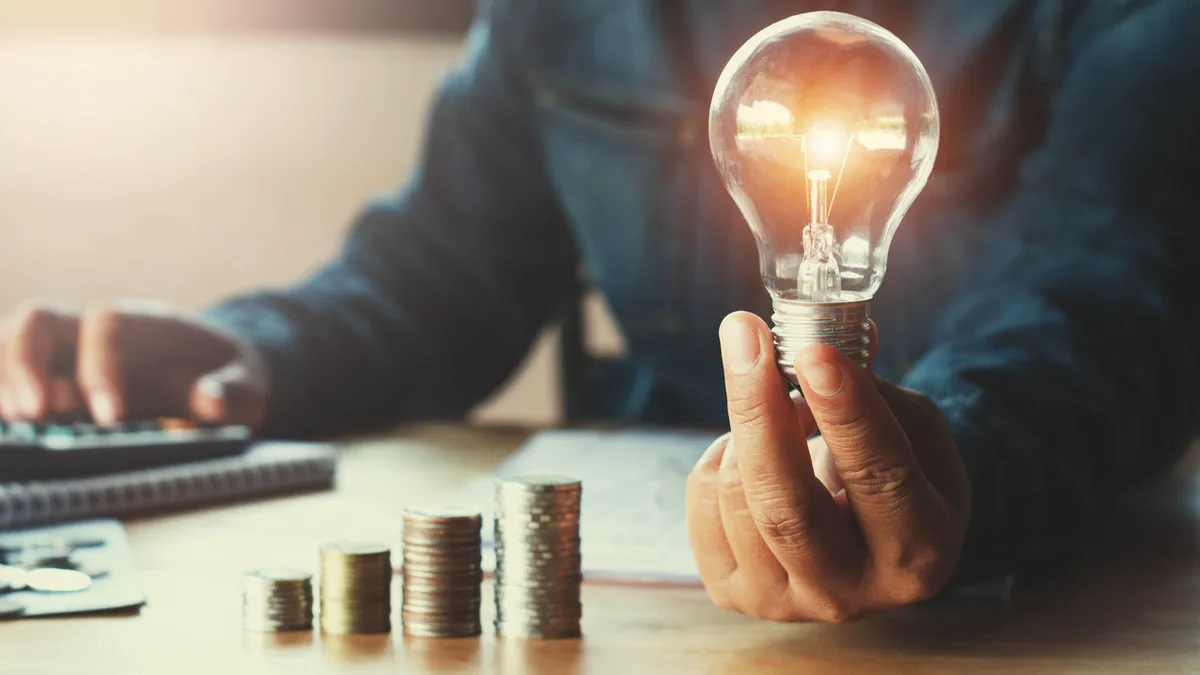 1 noiembrie, ziua scumpirilor la energie. Cât mai plătesc românii în plus pe factură