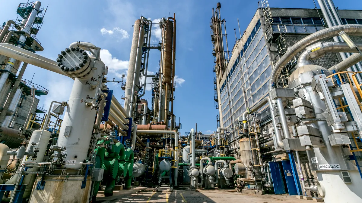 Cel mai mare producător de îngrăşăminte chimice din România ar putea reveni în proprietatea statului. Ce companie este aproape să încheie tranzacţia