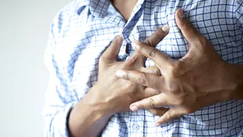 Cum recunoaștem atacurile de panică? Tot mai mulți bărbați tineri cheamă ambulanța crezând că suferă un infarct
