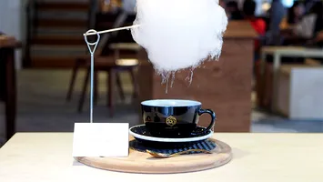 Cafeaua care se servește sub un norișor de zahăr