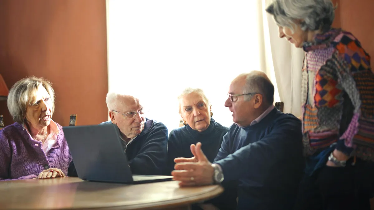 Ajutor pentru vârstnici! Cursuri digitale gratuite pentru pensionarii români născuți înainte de 1960