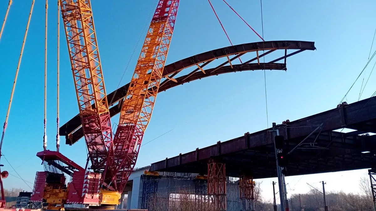 Imagini de ultimă oră de pe DEx6 Brăila – Galați. Se montează arcele metalice la pasajul peste calea ferată (VIDEO)