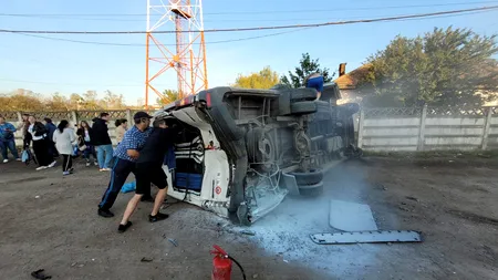 Nouă răniți după ce un microbuz s-a ciocnit de un autoturism la Cotești, Vrancea