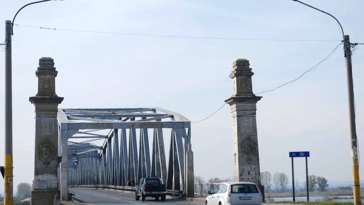O nouă încercare! CNAIR scoate din nou la licitaţie contractul pentru repararea podului de peste Olt dintre Craiova şi Piteşti