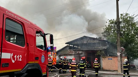 Hală în flăcări la Mogoșoaia: 8 autospeciale intervin