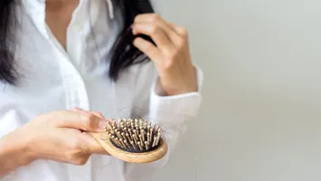 Cinci obiceiuri frecvente care „ucid” părul sănătos