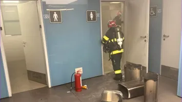 Incendiu la Aeroportul Otopeni, în plină noapte. O femeie ar fi dat foc unui coș de hârtii din toaletă