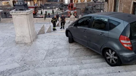 Șofer de 80 de ani, blocat încercând să coboare Scările Spaniole din Roma cu mașina