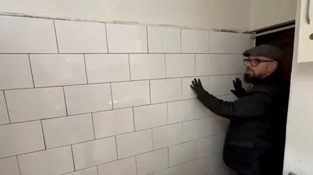 Piedone a „închis“ Craiova! A doborât și un zid cu faianță, în bucătăria unui restaurant. „Închideți tot, renovați și mă invitați la deschidere!“ (VIDEO)