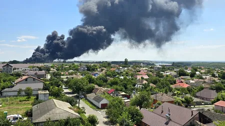 Incendiu uriaș pe DN2A, după impactul dintre o autocisternă cu benzină și un buldoexcavator. Traficul a fost blocat, iar pompierii au intervenit cu roboți