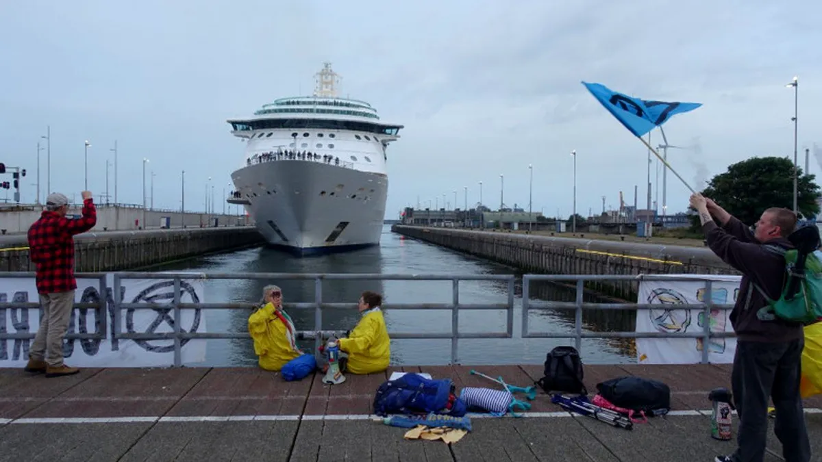 Protest în Portul Amsterdam: Navele de croazieră blocate de activiștii ecologici