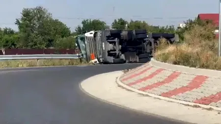 Pericol pe șosea: cisternă cu 19.000 de litri de gaz metan răsturnată pe DN 24A