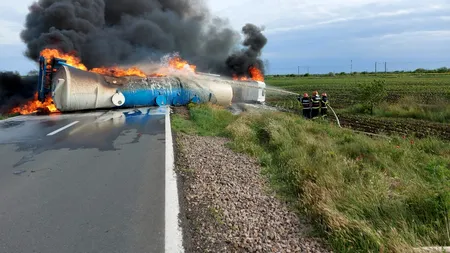 La un pas de tragedie, tot în Dâmbovița. O cisternă cu GPL s-a răsturnat pe A1