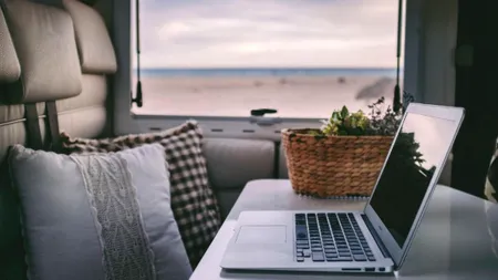 De la 200 euro, la 1 milion pe an. Cât câștigă influencerii în România, Germania, Franța și Elveția