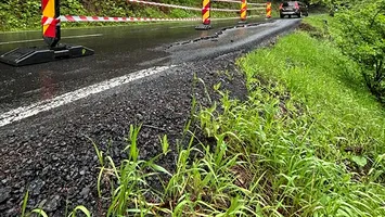 Traficul, afectat de ploi abundente. Circulație restricționată pe DN 13B, între Praid și Borzont, din cauza surpării acostamentului