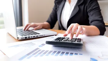 Bani pentru salarii și burse, furați direct din Trezorerie! O contabilă a delapidat 2 milioane de lei