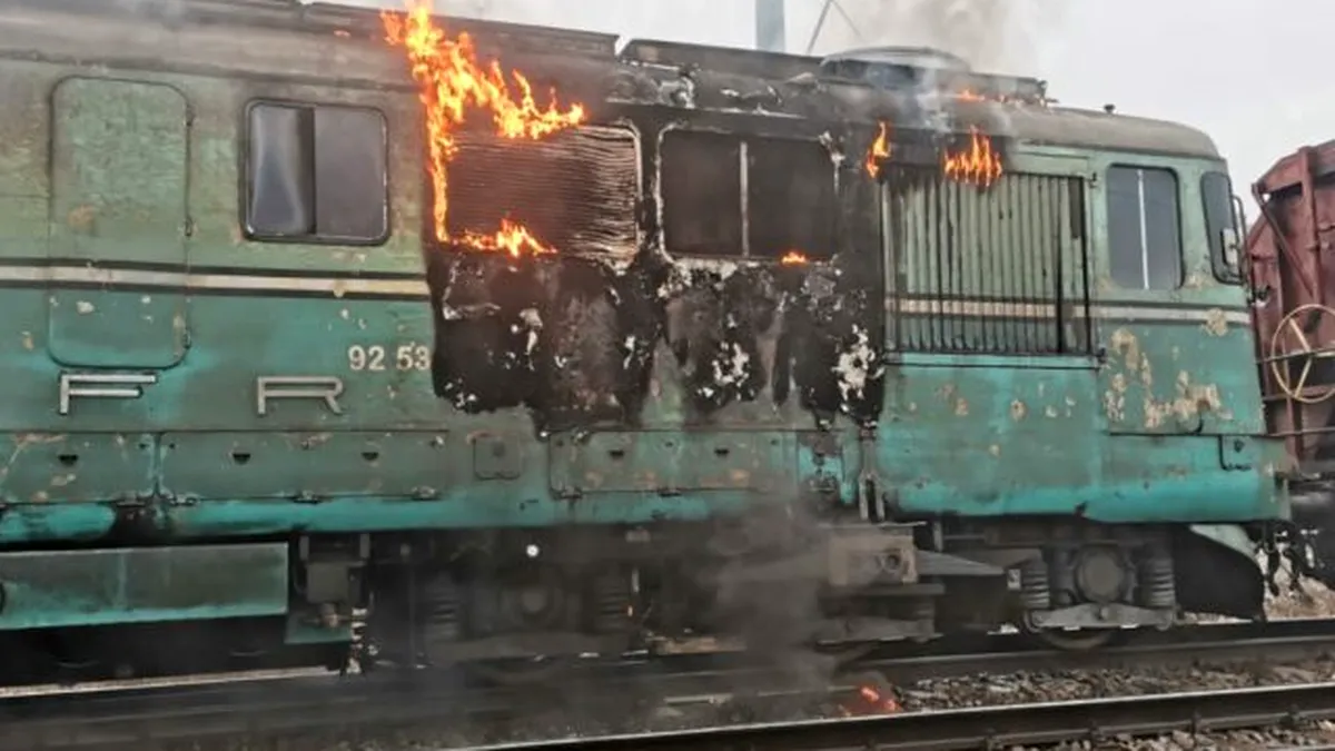 Locomotivă în flăcări în gara din Dej