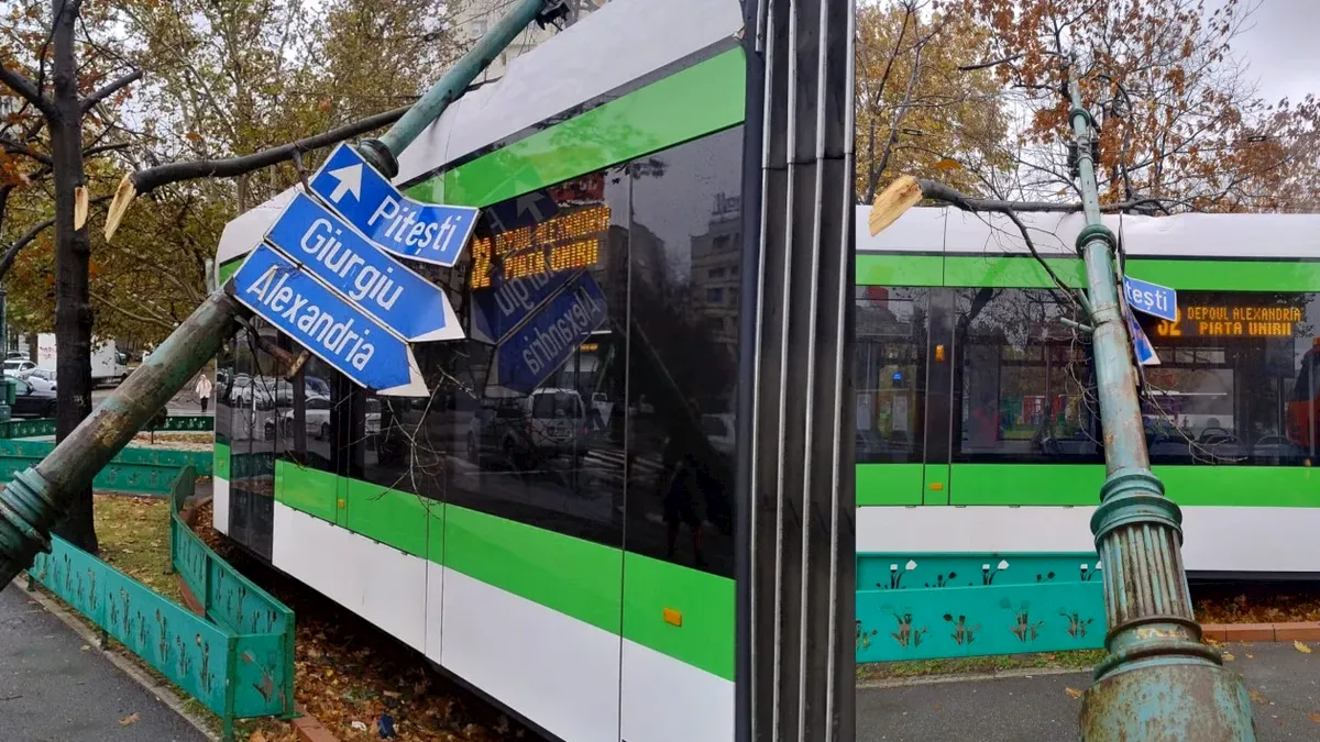 Incident în centrul Capitalei: Patru linii de tramvai blocate după prăbușirea unui stâlp peste un tramvai Imperio