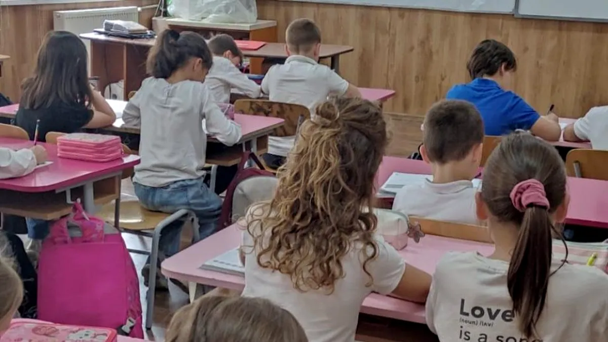 Elevii de gimnaziu și primar, excluși de la navetă. Cine mai merge gratis la şcoală