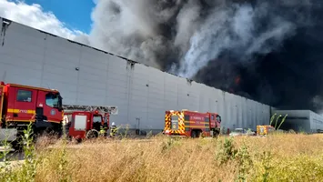 Incendiu violent la depozitul retailerului LPP din Giurgiu! Fumul gros pune în alertă mai multe localități din zonă