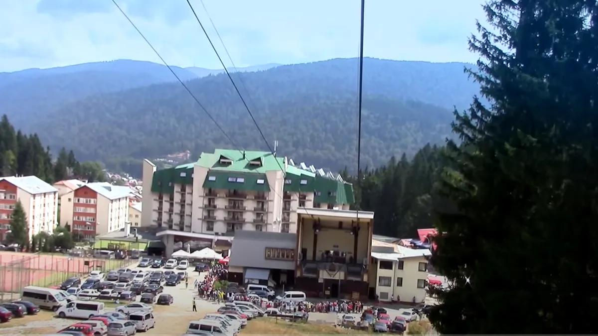 20 de persoane - în aer, deasupra prăpastiei. Telecabina din Bucegi a rămas suspendată. Salvamont a coborât oamenii pe cabluri