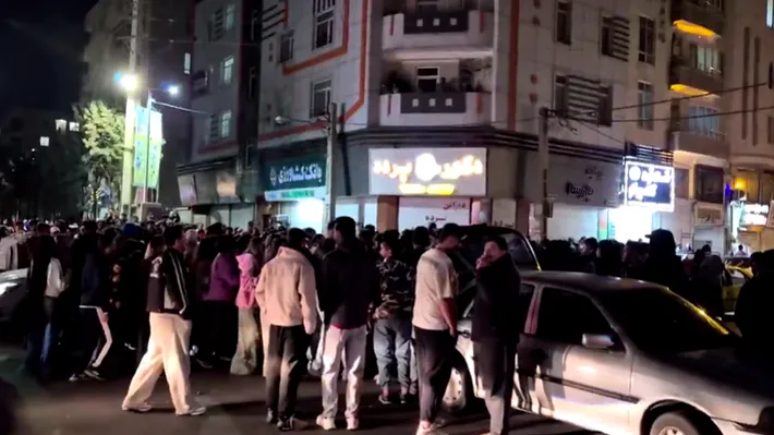 Teheranul, între artificii și doliu după moartea lui Ali Khamenei. „Trump tocmai a eliberat Iranul pentru iranieni”