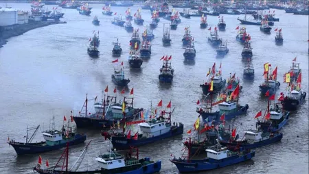 „Zid” de nave în Marea Chinei de Est. Paza de coastă japoneză monitorizează situaţia