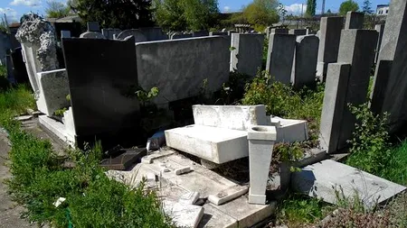 Monumente funerare din Cimitirul Evreiesc de la Ploiești au fost distruse. Se caută vinovații