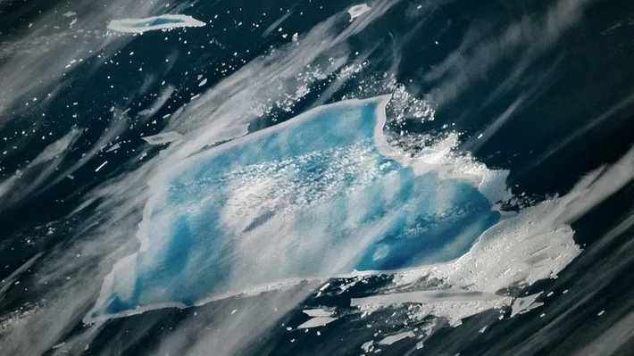 Cel mai mare iceberg din lume se destramă. Imaginile NASA arată bazine uriașe de apă topită