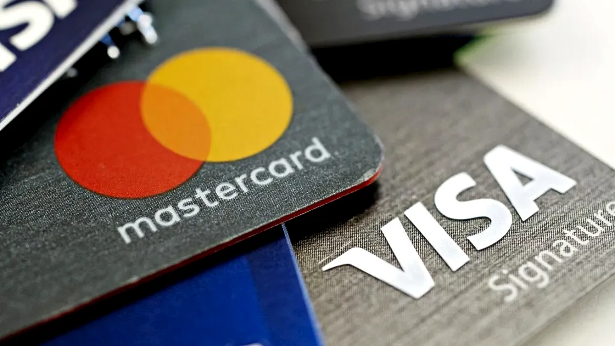 Retailerii europeni contestă comisioanele Visa și Mastercard: Presiuni asupra Comisiei Europene pentru reglementări mai dure