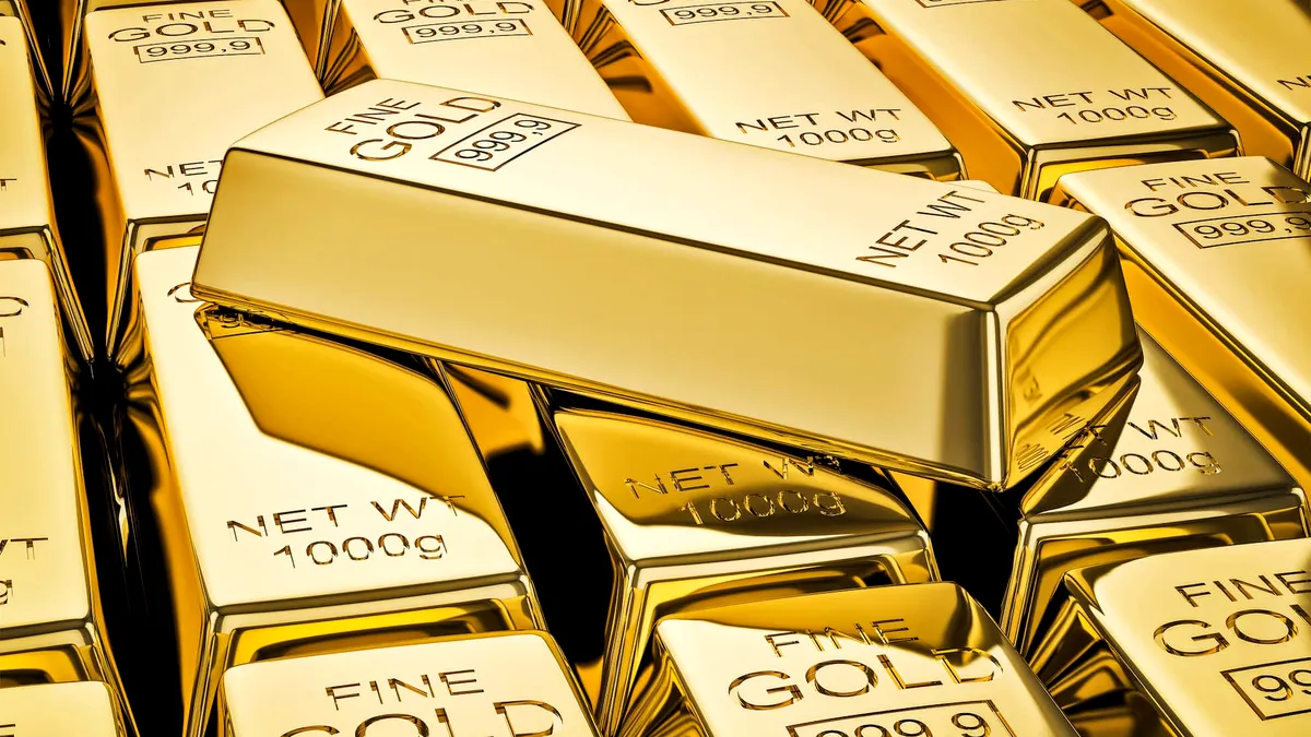 Aurul atinge un nou nivel record. Preţul a crescut vineri la 364,51 lei gramul. Dolarul, 4 zile de creşteri faţă de leu