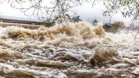 România, între foc și ape: Cod galben de viituri și caniculă în același timp