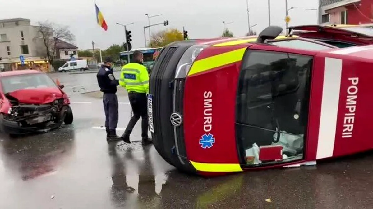 Accident în București: O ambulanță aflată în misiune a fost lovită de o mașină