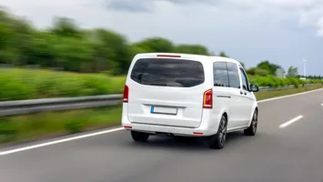 Caz şocant! Româncă moartă pe autostradă, după ce a fost dată jos din microbuz pentru 50 de euro