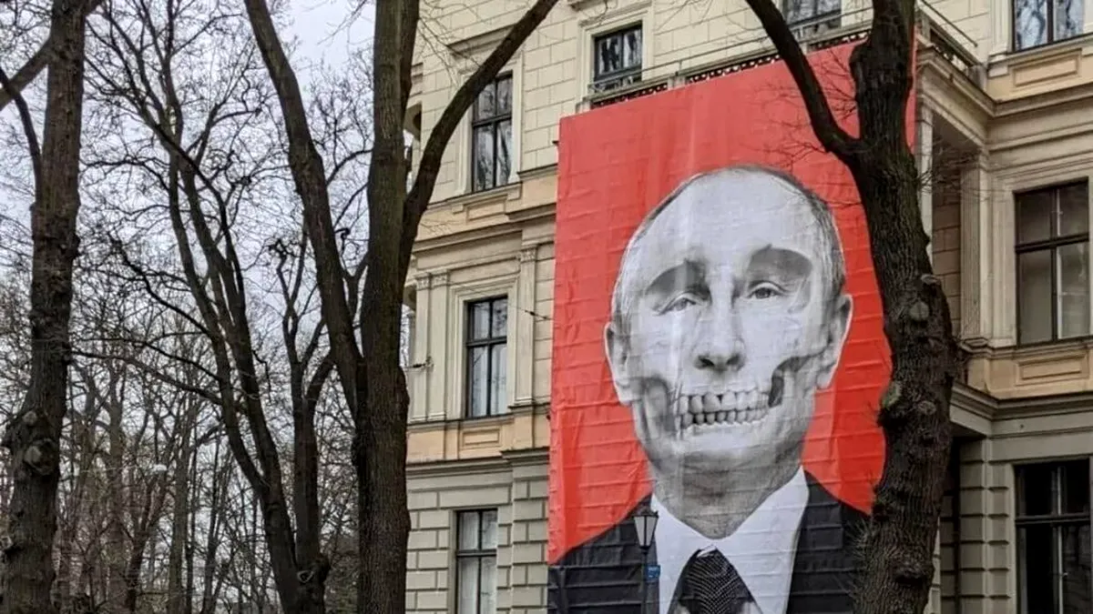 Putin = moartea, mesaj afișat în fața Amasadei Ruse