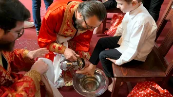 În Joia Mare, rânduiala spălării picioarelor a 12 copii din familii nevoiașe, asemenea Mântuitorului