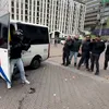 Protest violent la Haga. 24 de persoane arestate, după ce au aruncat cu torțe și fumigene spre polițiști
